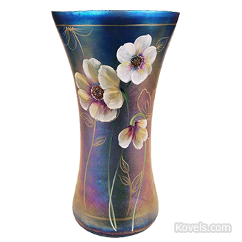 Contemporary Fenton glass vase